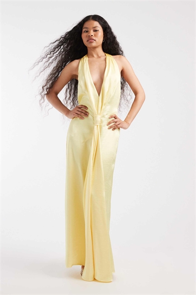 Макси-платье для подружки невесты из атласа с глубоким вырезом, завязками за шеей и кисточками артикул 153113520