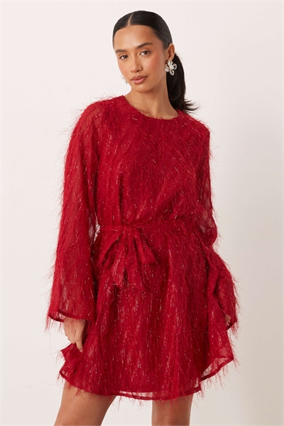 Мини-платье с завязкой на талии и пушистой текстурой артикул 151450576