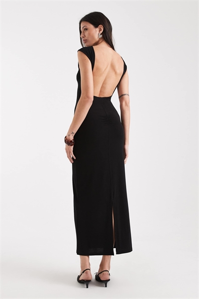 Платье средней длины с рюшами, без рукавов, чёрного цвета артикул 151925795