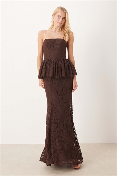 ASOS DESIGN: Длинное платье-макси из кружева с жесткой конструкцией и объемным лифом с годетами артикул 148786912