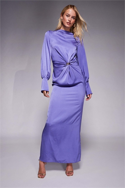 ASOS DESIGN: Макси-платье из атласа с косой отрезкой и закрученным вырезом спереди, украшенное золотыми деталями артикул 148290304