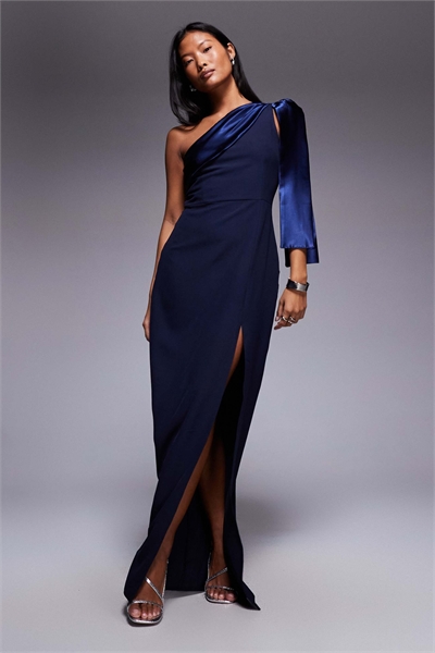 Макси-платье на одно плечо с контрастной атласной отделкой артикул 153229146