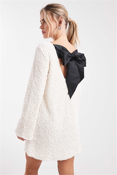 Мини-платье с бантиком на спине, украшенное пайетками артикул 149727283