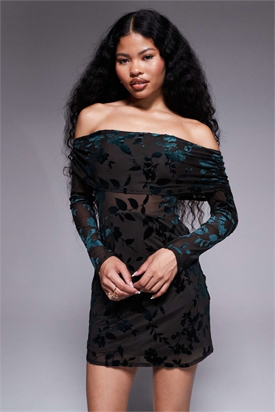 Мини-платье с открытыми плечами и длинными рукавами артикул 151217898