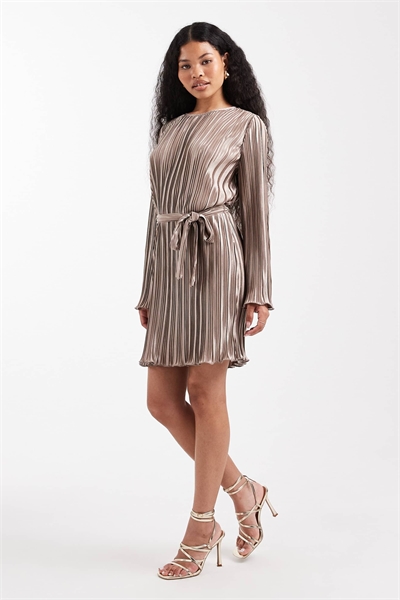 Мини-платье с плиссировкой и завязкой на талии артикул 150747213