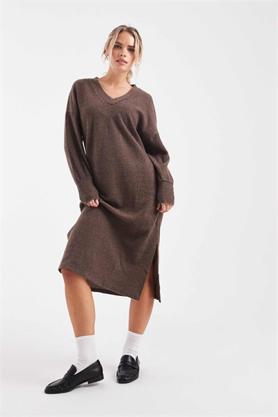 Платье средней длины с мягким трикотажным воротником артикул 150561876