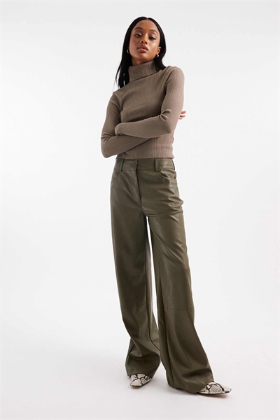 Брюки из искусственной кожи с завышенной талией и зауженным кроем артикул 150703098