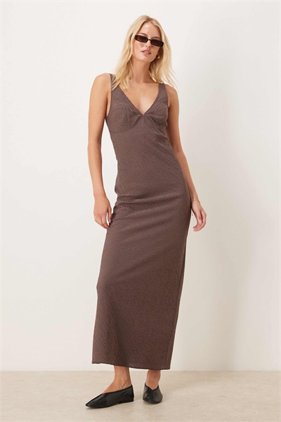 ASOS DESIGN Длинное платье-комбинация средней длины в шоколадно-черную клетку артикул 149518575