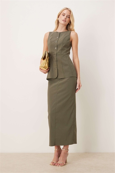 ASOS DESIGN Длинное платье-миди с разрезом на шее и пуговицами, оливкового цвета артикул 150479766