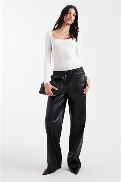 Брюки из искусственной кожи с завязкой на талии и широкими брючинами артикул 150561276