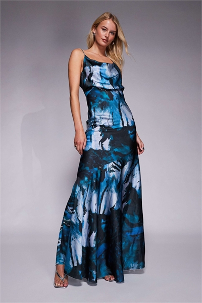 ASOS DESIGN: длинное атласное платье-макси с бретелями, завязками на спине и капюшоном спереди артикул 147328542