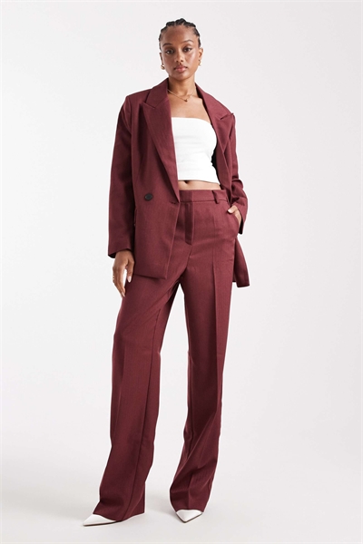 Широкие брюки с косой стрелкой, скроенные по фигуре, бордового цвета артикул 149660782
