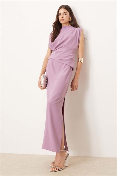 ASOS DESIGN Длинное платье-миди с высоким воротником, драпировкой и складками, цвет виноградный артикул 147858463