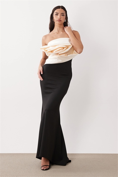 Роскошное макси-платье-бандео из крепа с асимметричным подолом и контрастным атласным лифом артикул 153647983