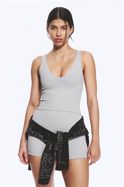 Укороченный спортивный топ с глубоким вырезом артикул 1333497008