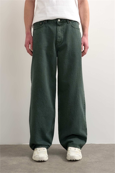 Джинсы свободного кроя с жесткой тканью артикул 155525057