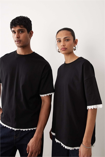 Универсальная хлопковая футболка свободного кроя с контрастной оборкой артикул 155587883