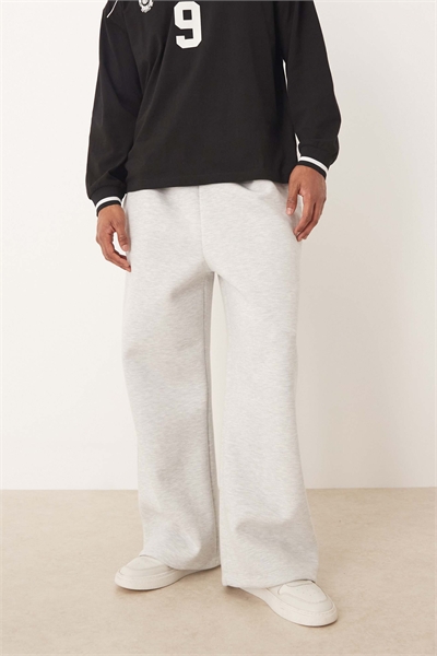 Широкие джоггеры из плотной ткани артикул 148999676