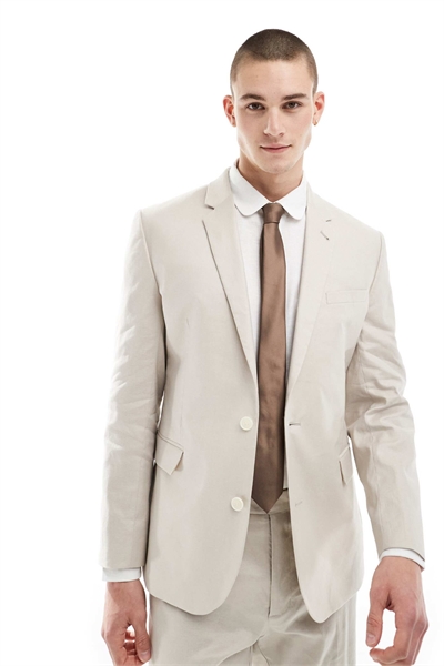 Стройная, в льняном пиджаке артикул 133376885