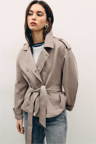 Короткий тренч с ремнем артикул 155702806