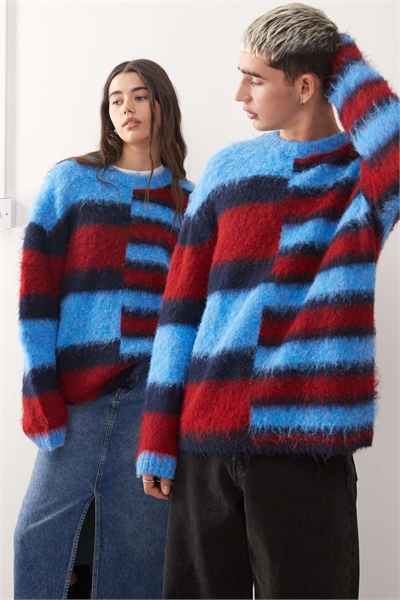Унисекс пушистый вязаный свитер с полосками синего и красного цветов артикул 146841993