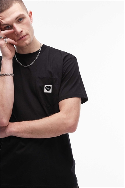 Футболка с сердечком на груди артикул 141488160