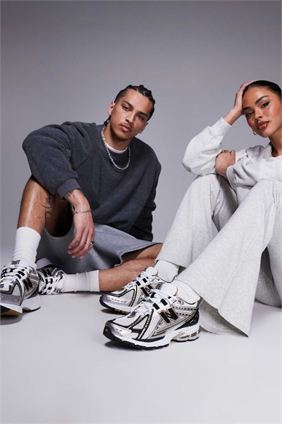 1906 кроссовки в серебристом и золотистом цветах артикул 132730661