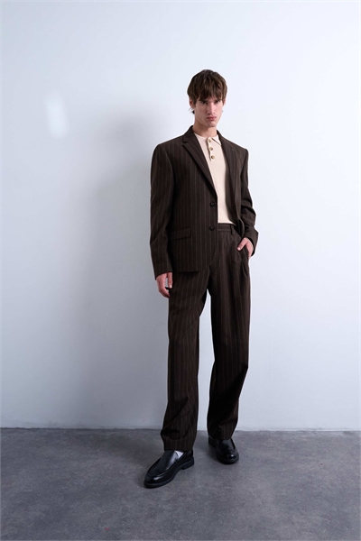 Свободный блейзер в коричневую полоску артикул 143576314