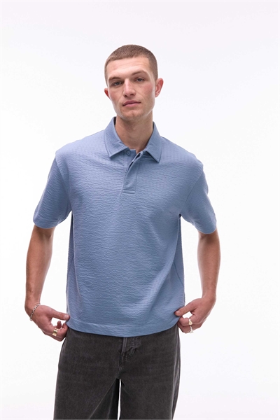Полуофициальная рубашка-поло свободного кроя с синими полосками из сеерсукера артикул 141732948
