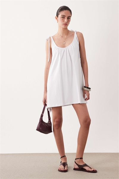 Мини-платье с круглым вырезом и завязками на плечах артикул 156131620