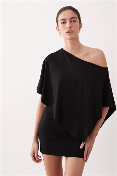 Мини-платье с открытыми плечами и накидкой артикул 156267262