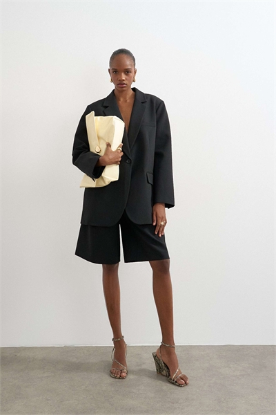 Короткая координированная кофта черного цвета артикул 155642620