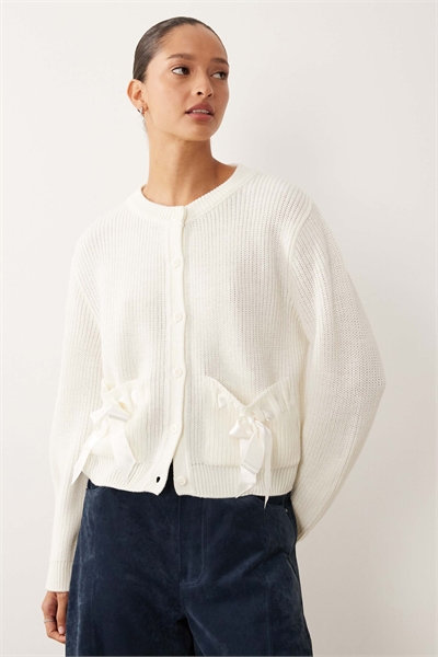 Вязаный кардиган с круглым вырезом и карманом с бантиком артикул 155968476