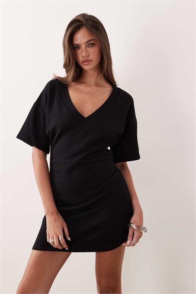 Платье-футболка с V-образным вырезом и облегающим кроем артикул 156012824