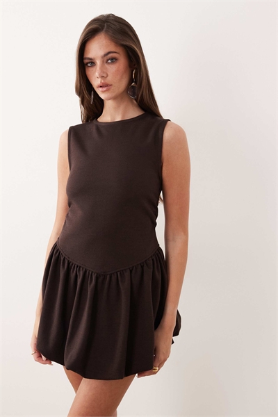 Мини-платье с заниженной талией и расклешенным подолом артикул 155811970