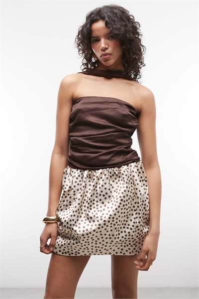 Мини-юбка из атласа с фактурной поверхностью артикул 155576409