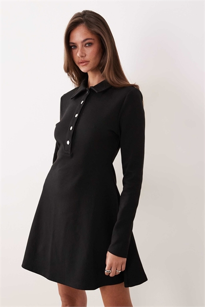 Мини-платье А-силуэта с воротником-стойкой и застежкой на пуговицы спереди артикул 155235718