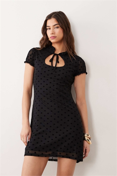 Мини-платье с короткими рукавами и вырезом в форме замочной скважины артикул 156280585