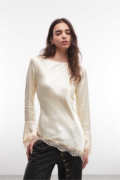 Асимметричная атласная блузка с расклешенными рукавами артикул 155624394