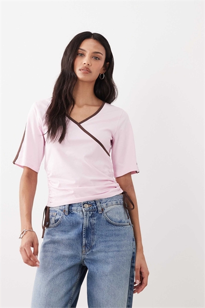 Топ с короткими рукавами, V-образным вырезом и завязками с рюшами артикул 155639478