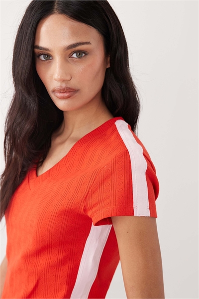 Топ с короткими рукавами и контрастными полосками артикул 155638331