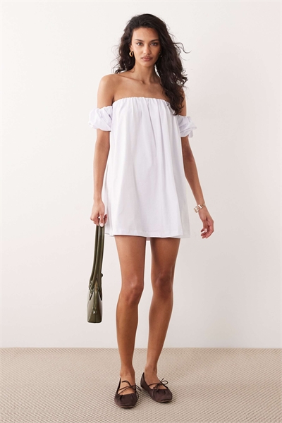 Мини-платье с открытыми плечами артикул 156153334