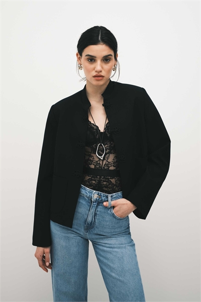 Короткая воротниковая планка на блейзере с воротником-мандарином артикул 155762323