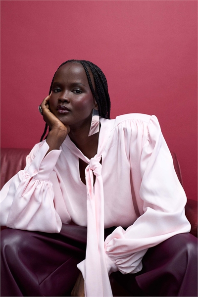 Блузка с атласными плечевыми вставками и завязкой на шее артикул 155335726