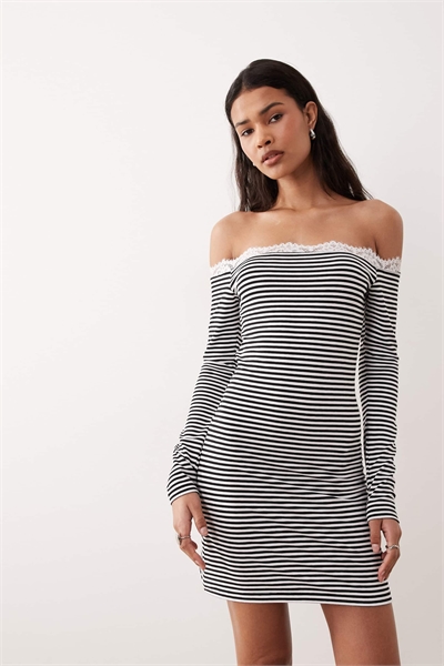 Мини-платье с открытыми плечами, длинными рукавами и кружевной отделкой артикул 156236061