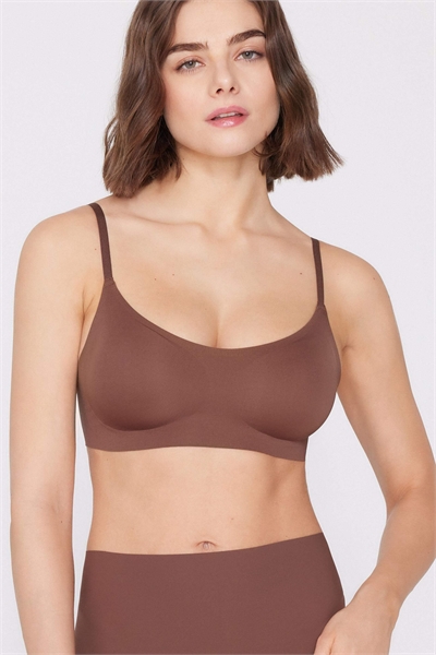 Бюстгальтер с треугольными чашками, выполненный в технике лазерной резки, с эффектом естественного лифтинга артикул 156299252