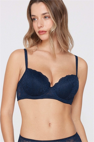 Бюстгальтер-балконет с веническим кружевом и легкой подкладкой артикул 156300729