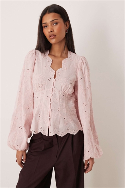 Блузка с V-образным вырезом и вышивкой светло-розового цвета артикул 154757021