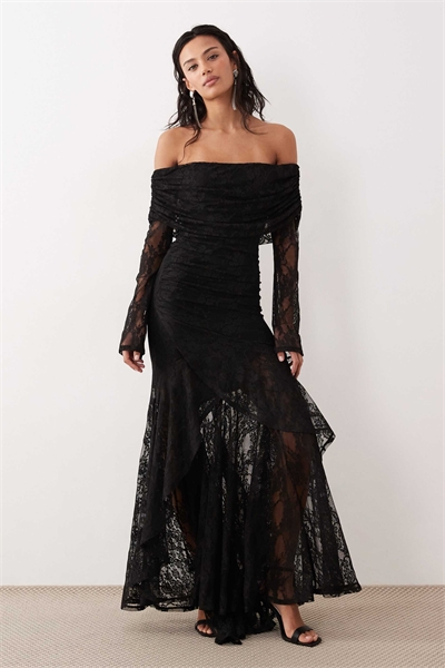 Макси-платье с кружевом, открытыми плечами и длинными рукавами артикул 155527748
