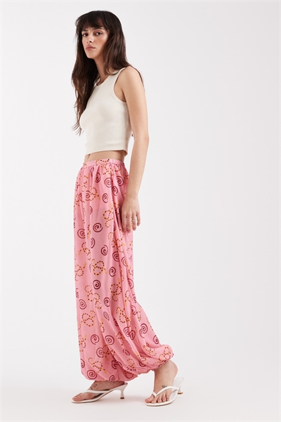 Комплект из брюк-баллонов с разноцветным принтом артикул 154891650